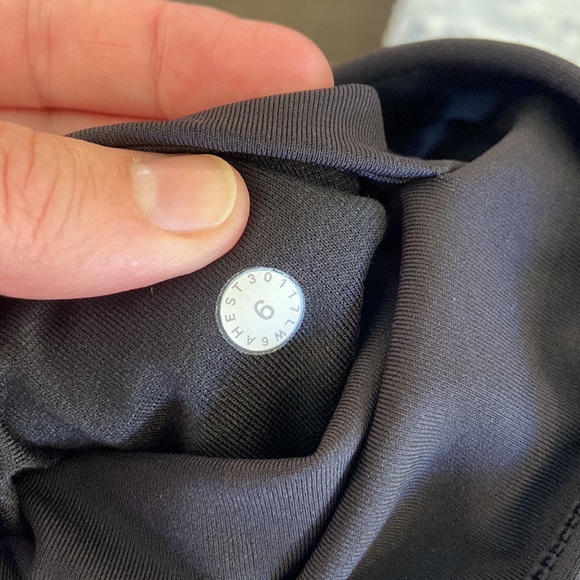 Lululemon black capris size 6 - Picture 5 of 6